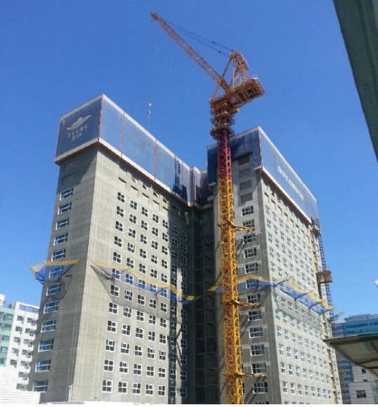 사진은 골조공사를 끝내고 내부 마감공사가 한창인 대우조선해양건설 '충무로엘크루메트로시티2' 공사현장 전경. (사진제공 = 충무로엘크루메트로시티2)
